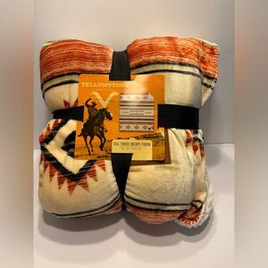 Yellowstone Dutton Ranch Sherpa Backing w/Silk Touch Front Throw 60" x 70" (NWT)